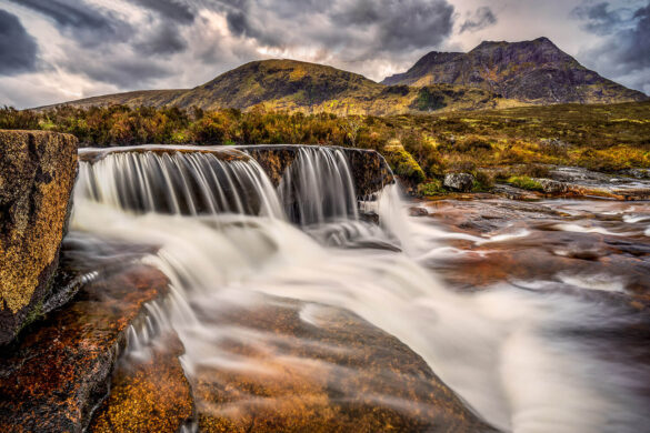 Mesmerizing Cauldron Falls with cascading waters and majestic mountains in the backdrop